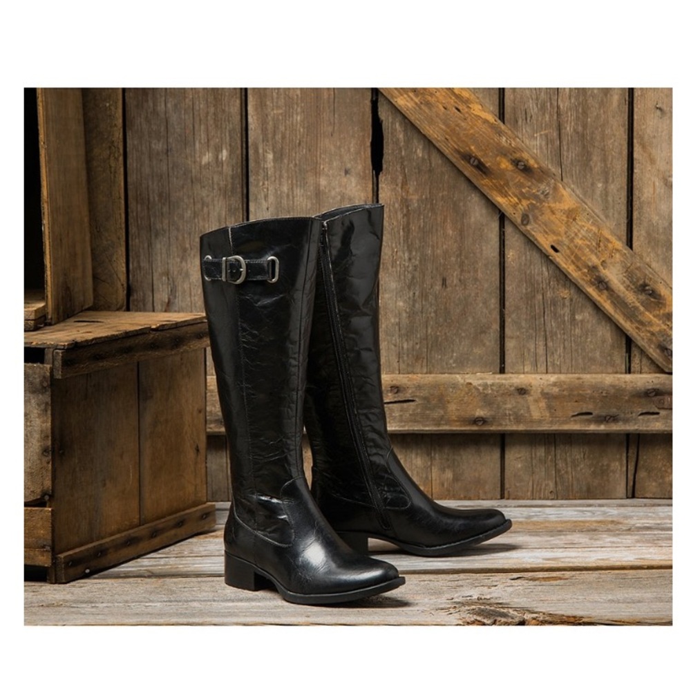 BORN NWOT ! Tall Boots size 8 😊